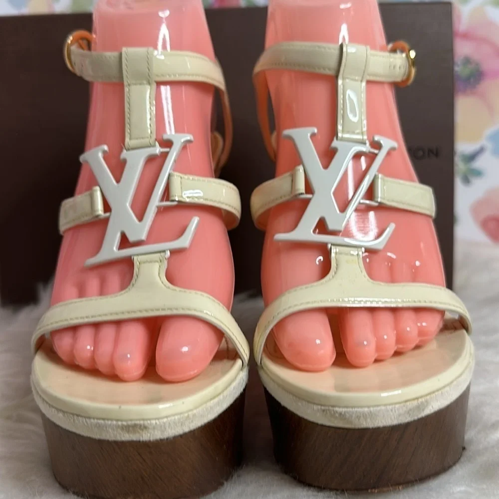 💯Authentic Louis Vuitton Wedges Sandals🍀